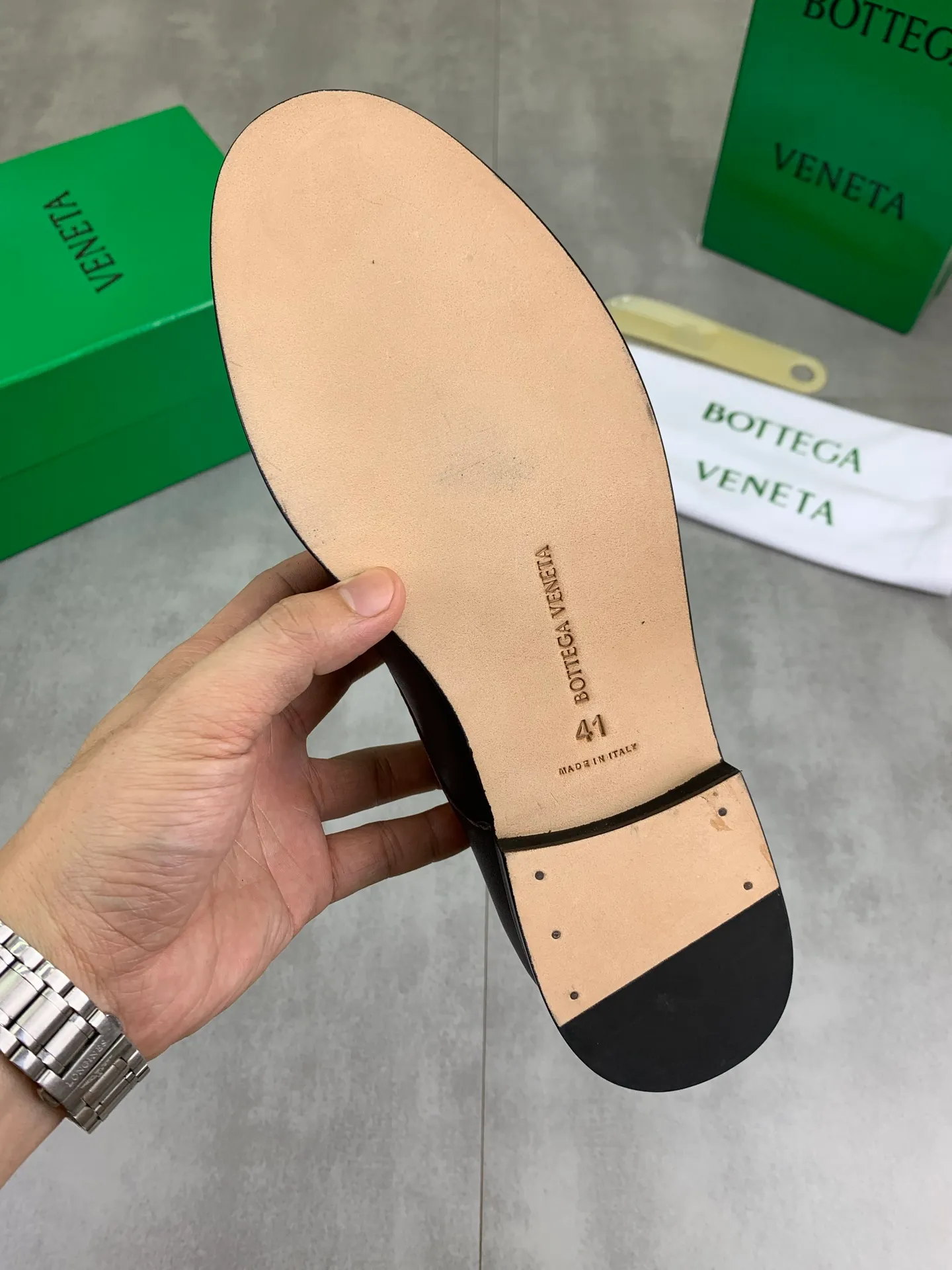 Factory price P860💰Top quality (genuine leather outsole series)💎💎💎 BOTTEGA VENETA official website synchronizes the latest model, top version of the highest version of BV business leather shoes in the market, accept material comparison, shoe type comparison, process comparison, practical and textured, versatile and suitable for any occasion, the more you look at it, the more flavorful it becomes. Pure hand-woven craftsmanship - upper material, imported original hand-woven calfskin - high-quality water-dyed cowhide inside - original private model customized handmade leather outsole -Size: female 35-39 (34 40 customized) male 39-44 (38 45 customized) Comes with original BV green box, complete packaging.